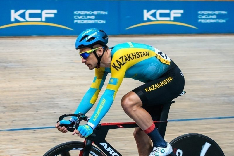 Вы сейчас просматриваете Артем Захаров выиграл международный турнир по велоспорту на треке в Чехии