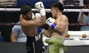 Подробнее о статье Нокаутом закончился бой казахстанского боксера с чемпионом мира из Узбекистана за титул WBA. Видео