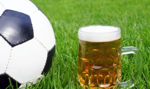 Подробнее о статье ВИДЕО. Футболист отпраздновал гол кружкой пива прямо на поле в одной из низших лиг Германии