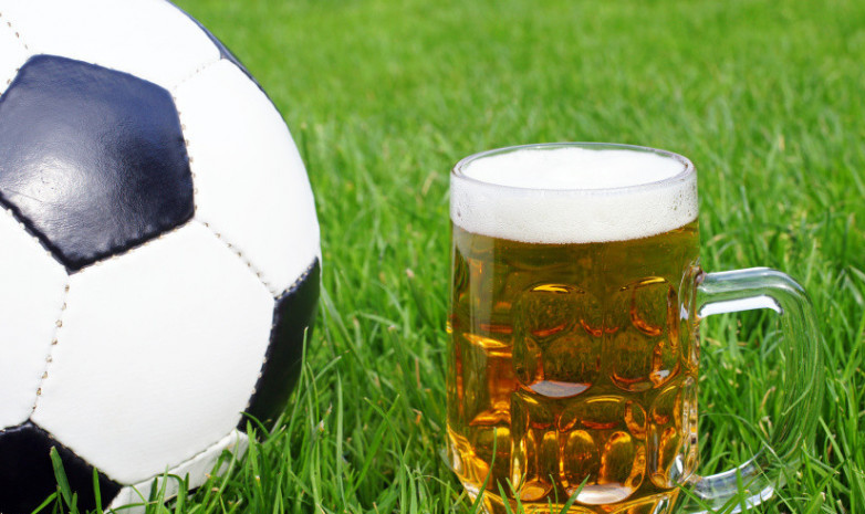 Вы сейчас просматриваете ВИДЕО. Футболист отпраздновал гол кружкой пива прямо на поле в одной из низших лиг Германии
