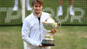 Подробнее о статье Александр Бублик выиграл крупный теннисный турнир в Германии
