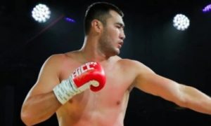 Подробнее о статье Непобежденный казахстанский супертяж нокаутом в первом раунде проиграл боксеру из Узбекистана