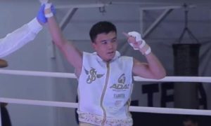 Подробнее о статье Непобежденный казахстанский боксер нокаутом победил узбекистанца на его родине. Видео