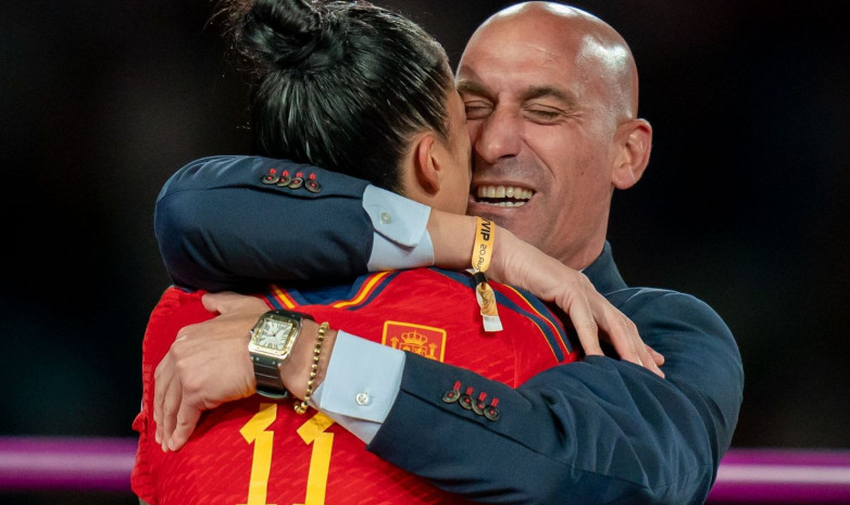 Вы сейчас просматриваете ФИФА отстранила президента испанской футбольной федерации за поцелуй с футболисткой