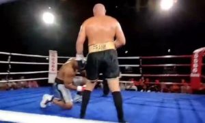 Подробнее о статье Тяжеловес из Казахстана нокаутом выиграл титул в главном бою вечера бокса. Видео