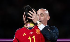 Подробнее о статье Испанский функционер сравнил свой поцелуй с футболисткой в губы с поцелуем дочери