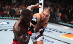 Подробнее о статье Нереальной сенсацией завершился бой Адесанья — Стрикленд за титул чемпиона UFC. Видео