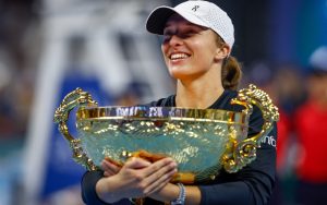 Подробнее о статье Ига Свёнтек – первая после Серены Уильямс теннисистка с пятью и более титулами в двух сезонах подряд