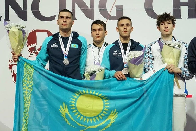 Вы сейчас просматриваете Казахстанские фехтовальщики завоевали пять медалей на молодежном чемпионате Азии в Алматы