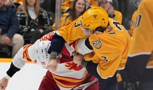 Подробнее о статье ВИДЕО. Судья спас хоккеиста во время драки в матче НХЛ