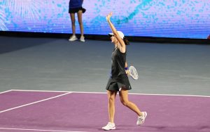 Подробнее о статье Ига Свёнтек впервые выиграла Итоговый турнир WTA и закончит сезон на первой строчке рейтинга