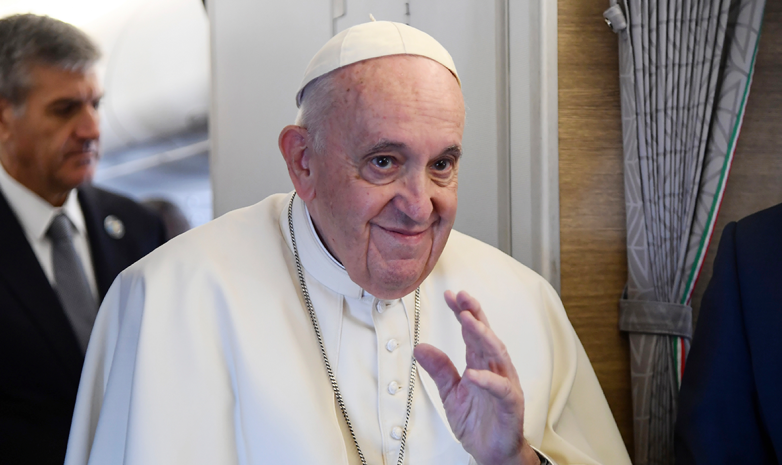 Вы сейчас просматриваете Папа Римский выбрал между Месси, Марадоной и Пеле