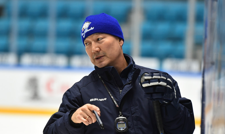 Вы сейчас просматриваете Тренер сборной Казахстана заявил, что для него увольнение из «Барыса» стало неожиданным