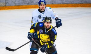 Подробнее о статье Хоккеисты «Сарыарки» устроили двойную драку в чемпионате Казахстана. ВИДЕО