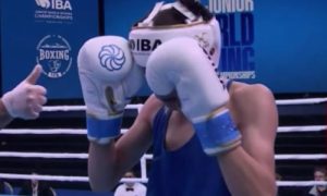Подробнее о статье Скандальным нокаутом закончился бой казахстанского боксера за выход в финал юниорского чемпионата мира. Видео