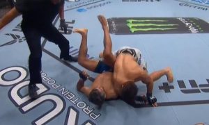 Подробнее о статье Видео полного боя Бенеил Дариуш — Арман Царукян со зверским нокаутом за минуту в UFC