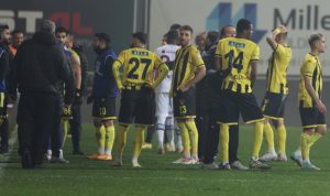 Подробнее о статье Президент «Истанбулспора» увел свою команду с поля во время игры с «Трабзонспором»