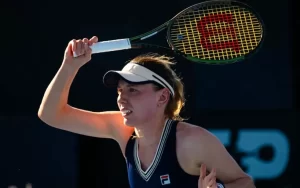 Подробнее о статье Екатерина Александрова переиграла Елену Рыбакину в четвертьфинале соревнований в Аделаиде