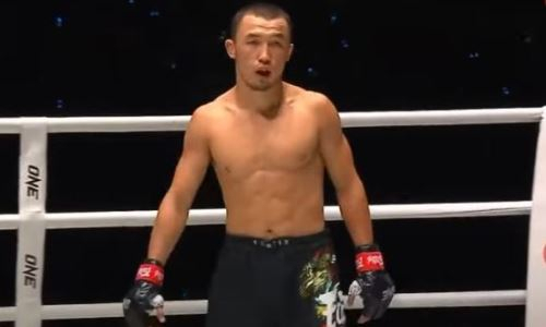 Подробнее о статье Непобежденный казахстанский боец потерпел первое поражение в карьере. Видео