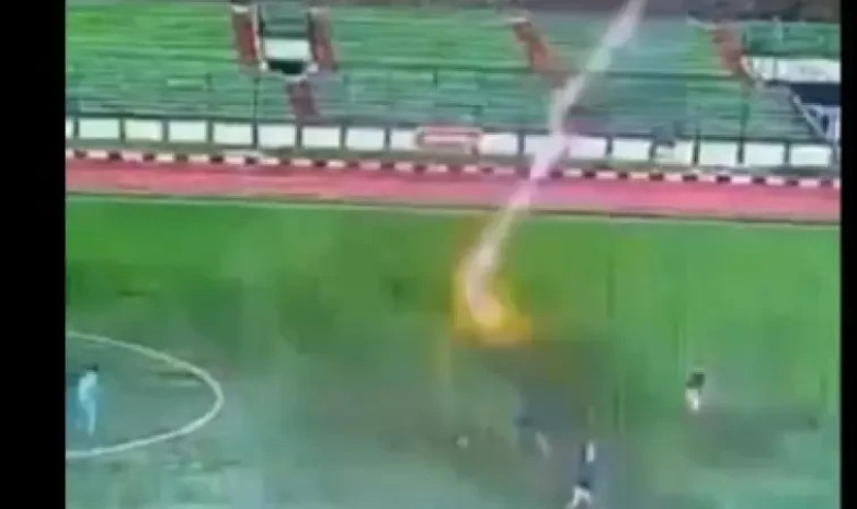 Вы сейчас просматриваете ВИДЕО. Футболиста убило ударом молнии во время матча в Индонезии