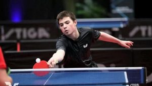 Подробнее о статье Алан Курмангалиев с победы стартовал на турнире по настольному теннису в Сингапуре