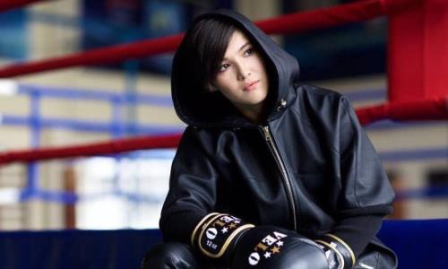 Подробнее о статье Чемпионка мира по боксу притворилась обычной девушкой в Алматы. Реакция мужчин бесценна