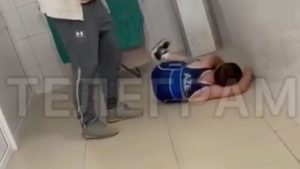 Подробнее о статье Шокирующее видео: дагестанский тренер избил юного ученика ногами за поражение на соревнованиях