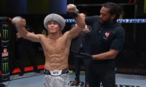 Подробнее о статье Видео полного исторического боя Асу Алмабаева в UFC