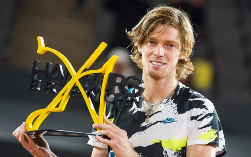 Подробнее о статье Прошла жеребьёвка турнира ATP 500 в Гамбурге, где сыграют Андрей Рублёв и Александр Зверев