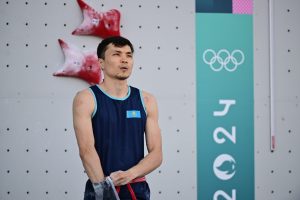 Подробнее о статье Амир Маймуратов вошел в топ-10 на этапе Кубка мира по спортивному скалолазанию