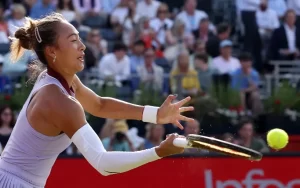 Подробнее о статье Queen’s Club (WTA 500). Чжэн Циньвэнь обыграла Эмму Радукану в 1/4 финала соревнований