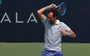 Подробнее о статье Даниил Медведев не смог выйти в полуфинал турнира в Вашингтоне, уступив Корентену Муте