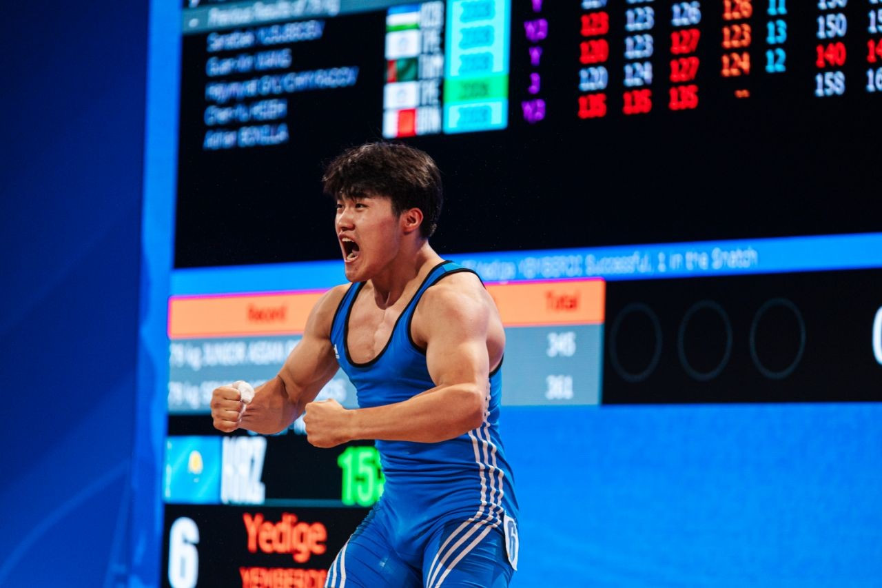 Подробнее о статье Казахстанские штангисты с рекордами выиграли чемпионат Азии