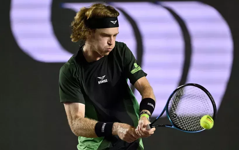 Вы сейчас просматриваете Торонто (ATP). Андрей Рублёв вышел в четвертьфинал на отказе Алехандро Давидовича Фокины после 2,5 часов игры