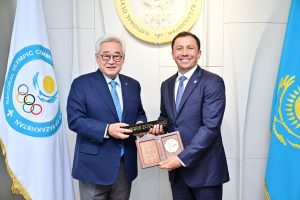 Подробнее о статье Геннадий Головкин встретился с президентом World Taekwondo Чунгвоном Чо