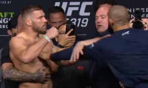 Подробнее о статье Чимаев устроил потасовку на дуэли взглядов перед боем за титул чемпиона UFC. Видео
