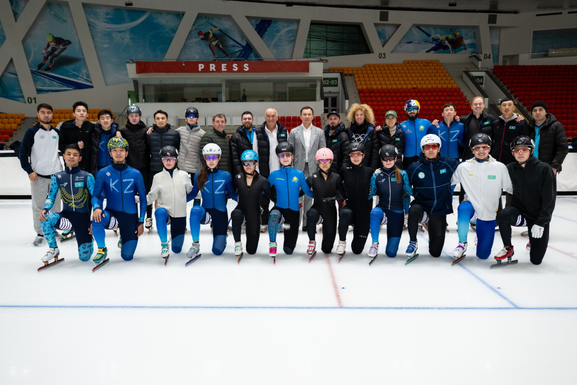 Подробнее о статье Геннадий Головкин встретился с национальной сборной Казахстана по шорт-треку