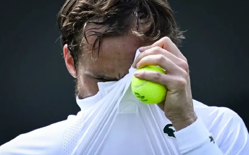 Подробнее о статье Даниил Медведев снялся по ходу полуфинального матча турнира в Пекине с Лёрнером Тьеном