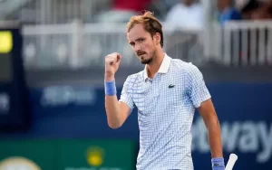 Подробнее о статье Даниил Медведев обыграл Зверева и вышел в полуфинал турнира ATP-500 в Пекине